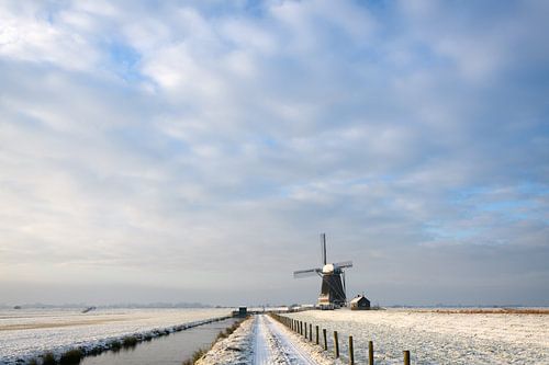 Minimalistisch winterlandschap met molen in Nederland
