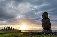 Coucher de soleil sur les statues de l'île de Pâques (Ahu Tahai) avec l'océan Pacifique et les nuage par WorldWidePhotoWeb Aperçu