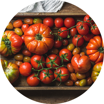 SF 11996298  Kleurrijke tomaten in rustieke houten bak