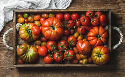 SF 11996298 Tomates colorées dans un conteneur en bois rustique