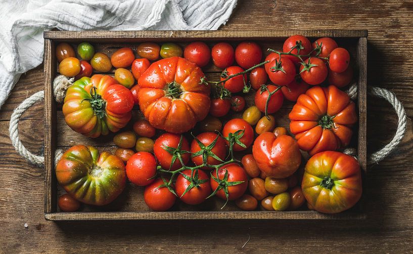 SF 11996298 Bunte Tomaten in rustikalem Holzbehälter von BeeldigBeeld Food & Lifestyle