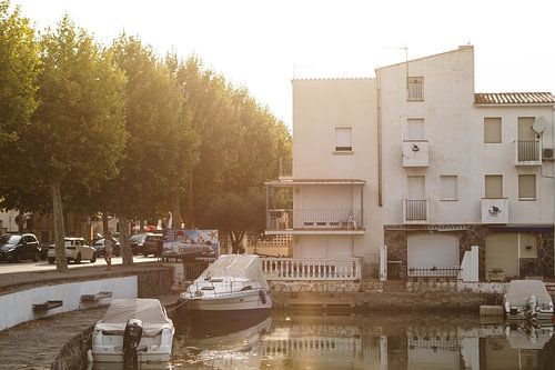 Zon schijnt vanachter Spaans haventje