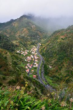 Uitkijkpunt en groene bergen in mistig Madeira Portugal van My Footprints