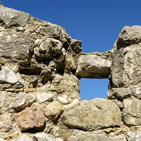 Fenêtre primitive dans le mur d'une ruine sur Wil Wijnen