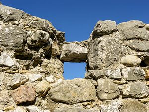 Primitief raam in de muur van een ruine
