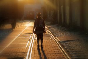 Wandelen in de avondzon sur marleen brauers