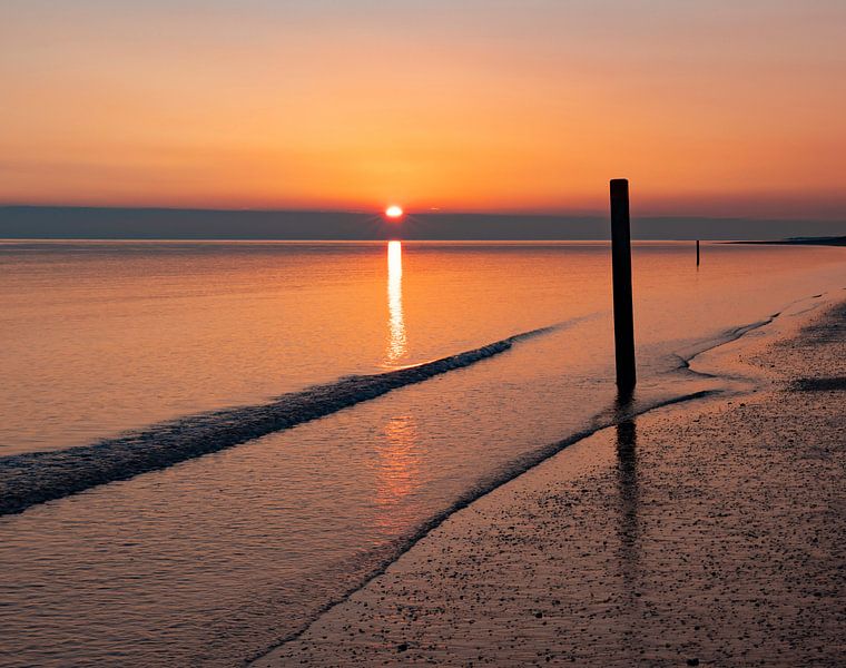Meeresstrand, Rockanje bei Sonnenuntergang von Marjolein van Middelkoop