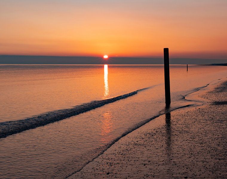 Zee strand, Rockanje tijdens zonsondergang van Marjolein van Middelkoop