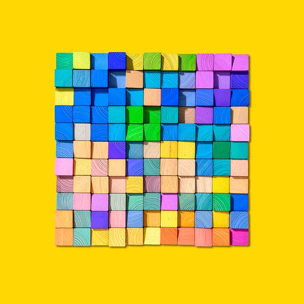Minimalistische Abstraktion von Holzklötzen auf Gelb von STUDIO MINIMAL ART