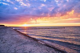 Zonsondergang op het strand van Zingst, romantisch van Martin Köbsch