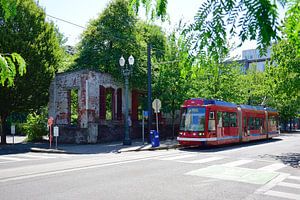 Rote Straßenbahn wartet