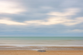 Golfbreker op het strand