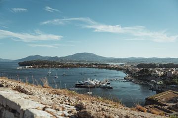 De haven van Corfu Stad | Reisfotografie fine art fotografie | Griekenland, Europa van Sanne Dost