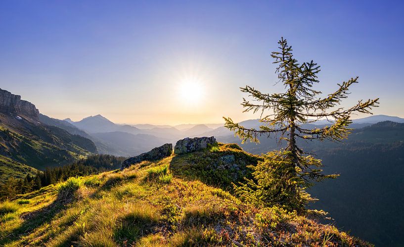 Sfeervolle zonsondergang in de bergen van Andreas Föll