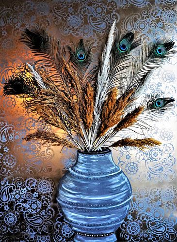 Vase with peacock feathers and pampas grass
