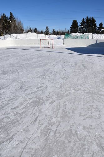 Die Eisbahn des Dorfes im Winter
