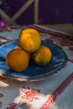 Blauwe schaal met citroenen | Griekenland | reisfotografie van Lisa Bocarren