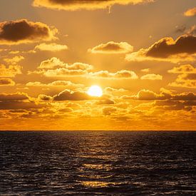 Sonnenuntergang in den Niederlanden mit schönen Wolken von Miranda van Hulst