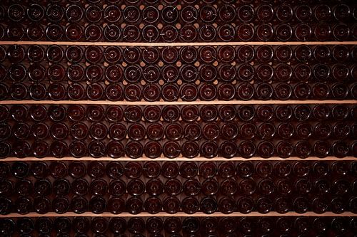 Bouteilles de vin sur des étagères dans la cave à vin sur Gevk - izuriphoto