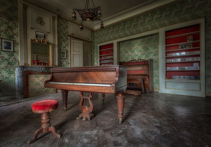 Piano in verlaten Chateau van Kelly van den Brande