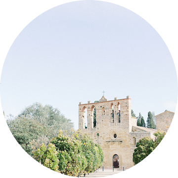 Sant Pere Kerk | Middeleeuws dorp in Spanje | Lichte pastel reisfotografie van Milou van Ham