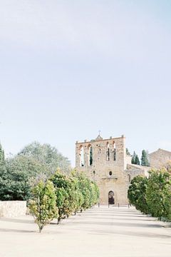 Kirche Sant Pere | Mittelalterliches Dorf in Spanien | Helle Pastell-Reisefotografie von Milou van Ham