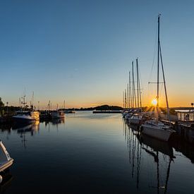 Sonnenuntergang am Hafen in Thiessow, Rügen von GH Foto & Artdesign