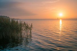 Zonsopgang boven de Bodstedter Bodden op de Darß van Leinemeister