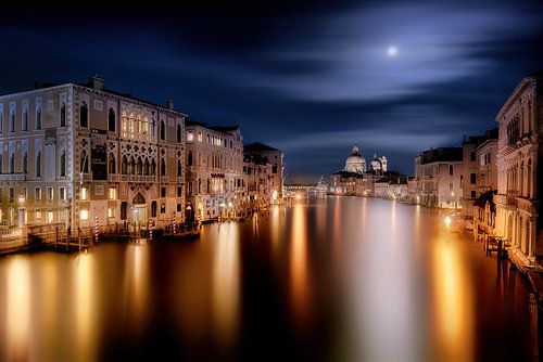 Volle maan nacht over het Canal Grande in Venetië.