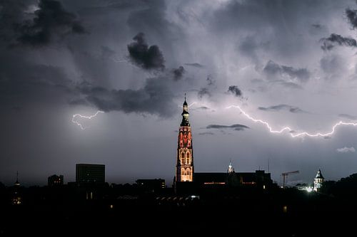 Bliksem met de grote kerk van Breda