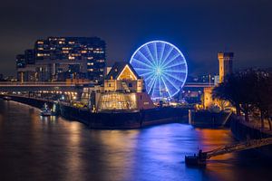 Rheinauhafen à Cologne la nuit avec la grande roue et le musée du chocolat