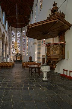 Interieur Oude kerk in Delft van Peter Bartelings
