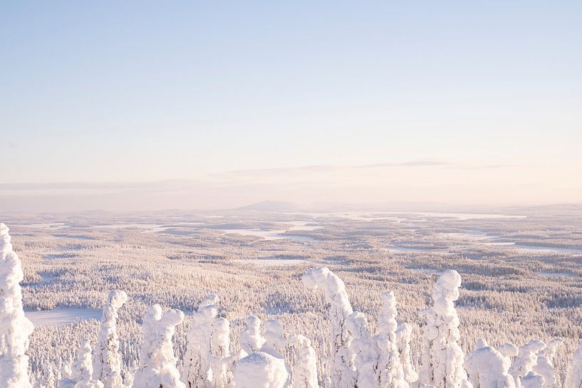 Adembenemend uitzicht op Rusland vanuit Fins Lapland van elma maaskant