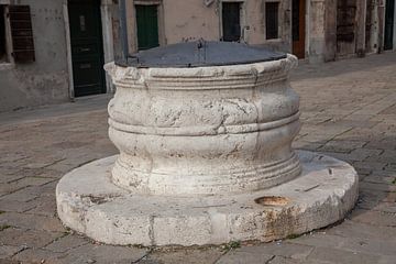Waterput in centrum van oude stad Venetie, Italie van Joost Adriaanse