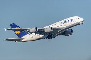 Take-off Lufthansa Airbus A380. van Jaap van den Berg