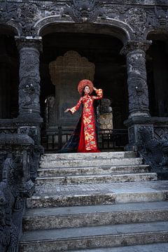 A traditional royal dress by Anges van der Logt