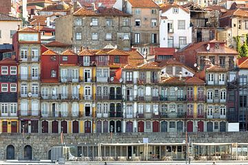 Häuser am Kai in Porto von Rob van Esch