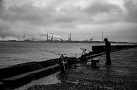 De volhardende visser op de Noordpier bij Wijk aan Zee. van Zaankanteropavontuur thumbnail