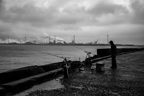 Le pêcheur persistant sur le Noordpier près de Wijk aan Zee.