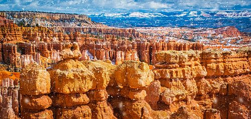 Het sneeuwt op de rotsformaties in Bryce Canyon National Park