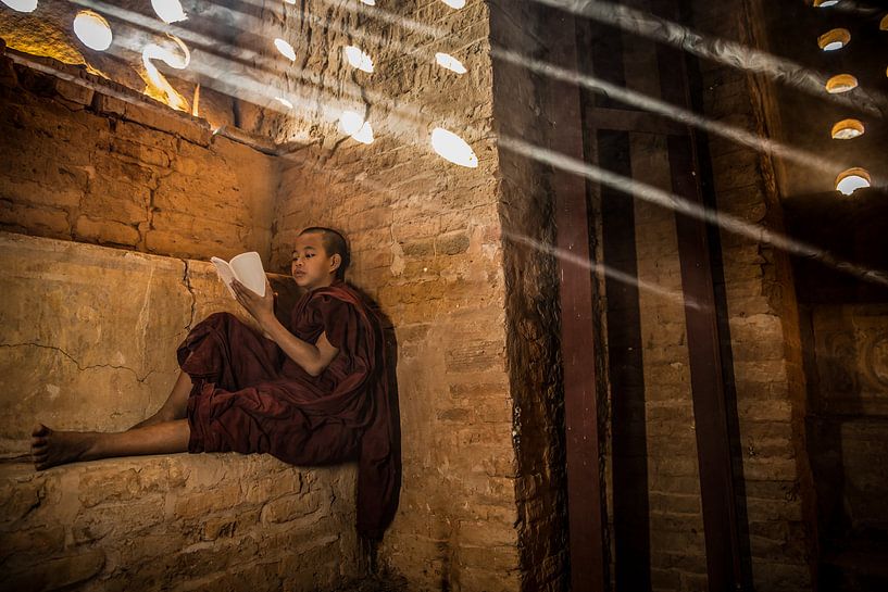 BAGHAN,MYANMAR, 12 DÉCEMBRE 2015 -Baghan Myanmar, jeune moine étudie dans un monastère bouddhiste.Wo par Wout Kok