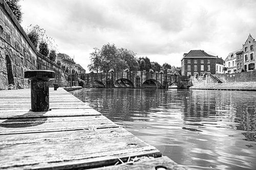 Die Maria-Theresien-Brücke (Roermond) in der Herbstsonne (schwarz-weiß))
