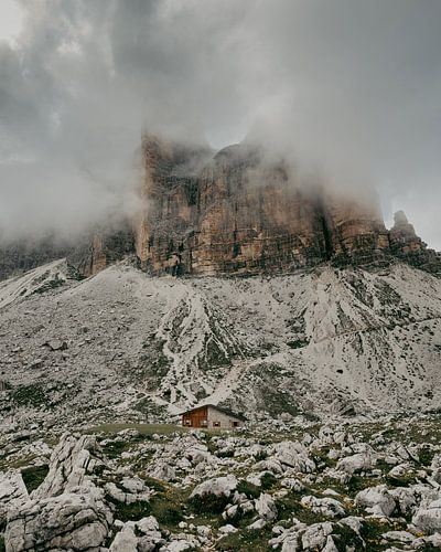 Refuge de montagne Lavaredo devant les Drei Zinnen dans le Tyrol du Sud