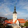 Uitzicht vanaf de Kiek in de Kök toren naar de St. Nicolaaskerk, Benedenstad, Oude Stad,Tallinn, Est van Torsten Krüger