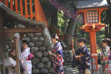 Japanse vrouwen in de rij voor een boeddhistisch ritueel, Kyoto, Japan van Annemarie Arensen
