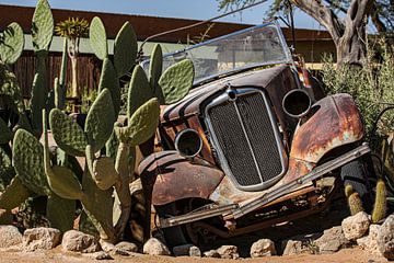 Oldtimers in de woestijn van Namibië van Roland Brack