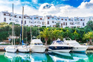 Jachten aan de waterkant van Cala Dor op Mallorca van Alex Winter