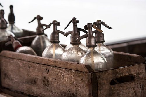 Vieilles bouteilles de soda dans une caisse en bois