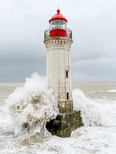 Golfbreker in de stormachtige zee