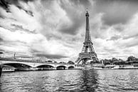 Eiffelturm in Paris mit bedrohlichem Himmel von Celina Dorrestein Miniaturansicht